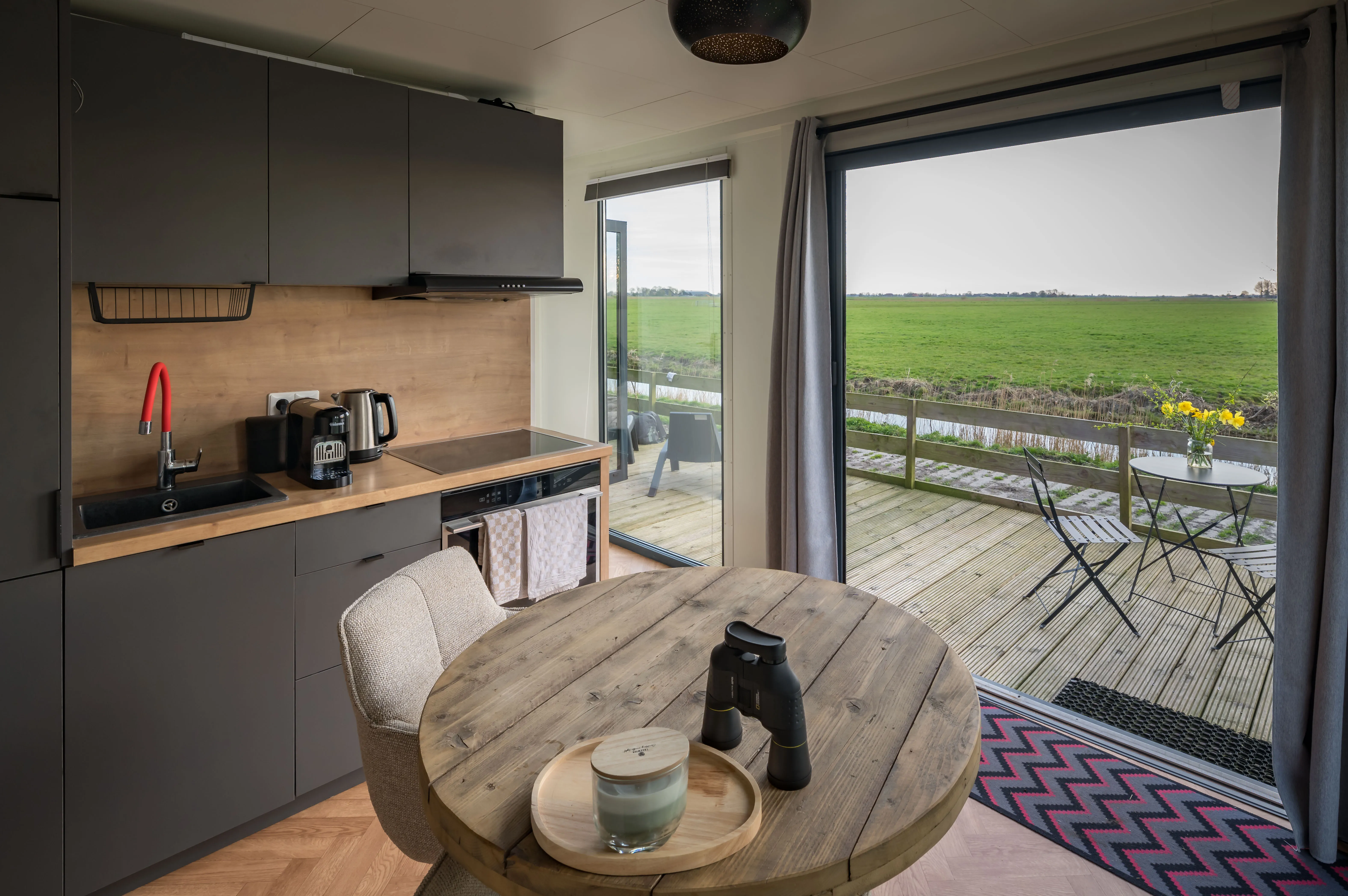 Open keuken en eethoek met uitzicht over de weilanden